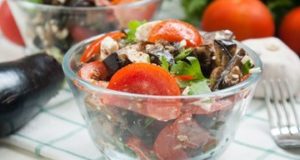 Салат из баклажанов брынзы помидоров и орехов
