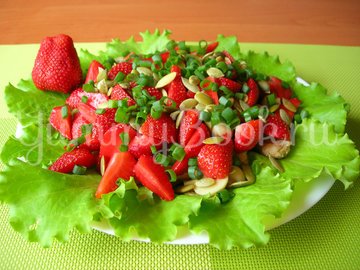 Салат из клубники и курицы без заправки