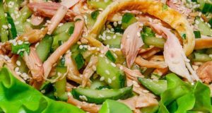Салат-коктейль из курицы с огурцами