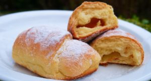 Необычные круассаны с яблоками
