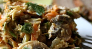 Грибной салат с сыром, морковью и солеными огурцами