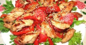 Теплый салат с курицей, помидорами и перцем