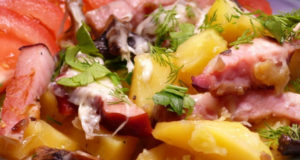 Запеченная картошка с бужениной и грибами