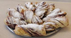 Сдобные булочки с джемом и орехами