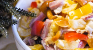 Необычный салат с ананасами и грибами