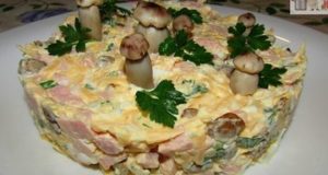 Салат с ветчиной грибами и сыром
