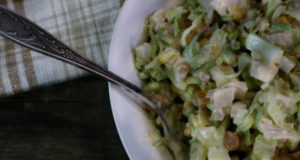 Салат с луком пореем и курицей