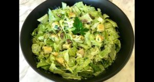 Салат с курицей карри Айсбергом и изюмом
