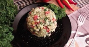 Картофельный салат с беконом и яблоком