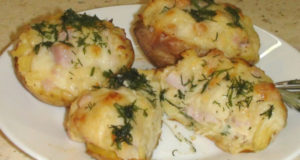Фаршированный картофель грудинкой и сыром