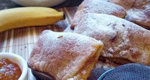 Слойки с апельсиновым джемом и бананом