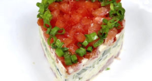 Слоёный салат с ветчиной и помидорами