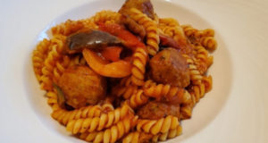 Паста с фрикадельками и овощами