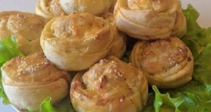 Булочки из слоеного теста с мясом птицы
