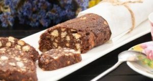 Шоколадная колбаска с орехами