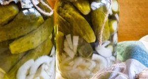 Вкусные маринованные огурчики с луком