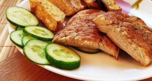 Запеченный картофель в духовке и жареная куриная грудка
