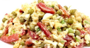 Салат с зеленым горошком и красным перцем