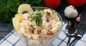 Салат с сыром копчёной курицей и ананасами