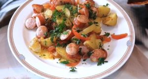Картофель с охотничьими колбасками и овощами