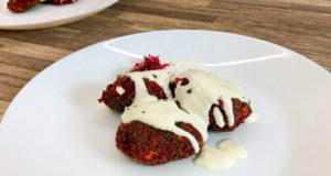 Свекольные котлеты с чесночным соусом