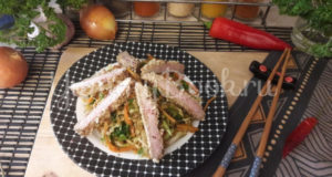 Салат со свининой в кунжутной панировке