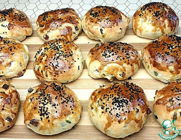 Пышные булочки с копченой колбасой и зеленым луком