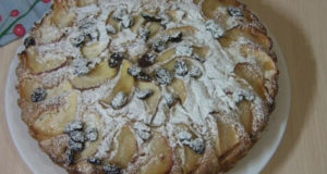 Пирог шарлотка с яблоками и изюмом