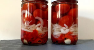 Маринованные помидоры черри с перцем и луком