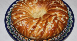 Пирог с вареной сгущенкой и орехами