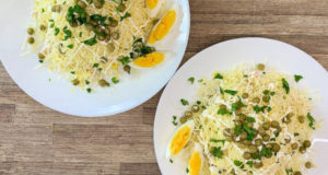 Салат-коктейль с курицей и горошком
