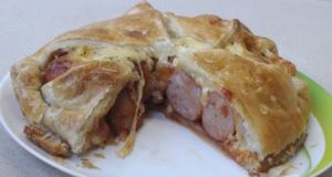 Рецепт пирога с колбасками и сыром