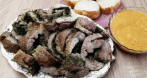 Мясной рулет с чесноком и базиликом
