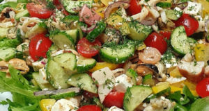 Овощной салат с морепродуктами