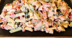 Салат с крабовыми палочками и огурцом