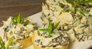 Салат с морской капустой и куриным филе в сырных тарталетках