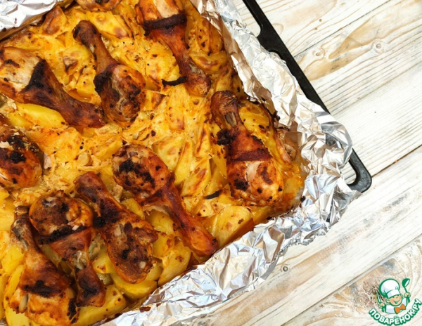 Запечённый картофель с курицей в сметанном соусе
