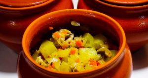 Овощное рагу с индейкой в горшочках