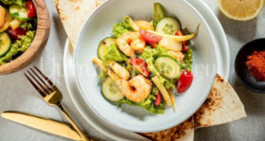 Салат с креветками и ананасами