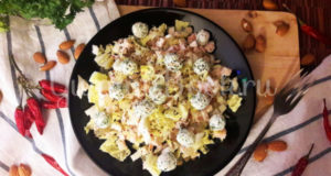 Салат с копчёной курицей грушей и сырными шариками