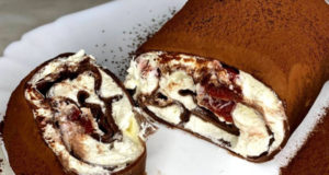 Блинный десерт с творожно сливочным кремом и вишней
