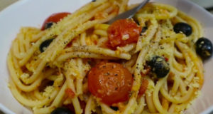 Макароны с томатами оливками и сыром