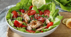Салат с запеченным перцем и копчёной скумбрией