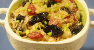 Бигос с квашеной капустой колбасой и черносливом