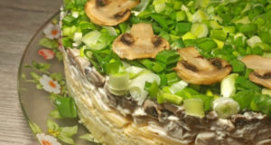 Салат с грибами и курицей