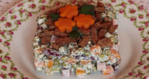 Салат из фасоли с зеленым горошком и сухариками