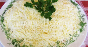 Слоеный салат с индейкой и сыром