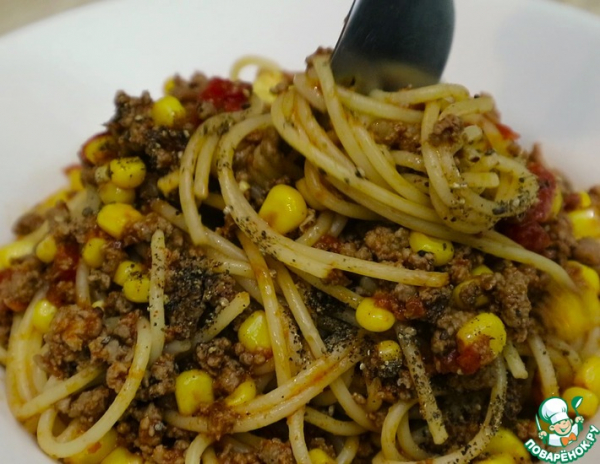 Спагетти с говяжьим фаршем и кукурузой