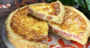 Пирог с сосисками и сыром