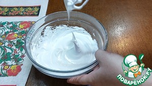 Песочное пирожное с пюре из смородины